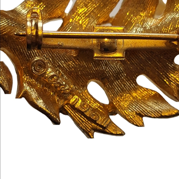 Coro 1961 Gold-tone Leaf Brooches with Intricate Design - Picture 3 of 6